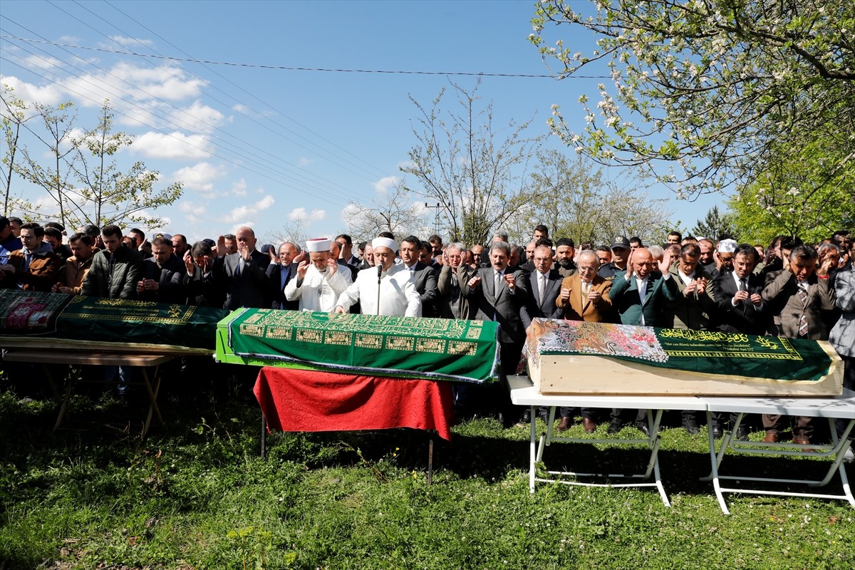 Samsun'un Canik ilçesinde akaryakıt istasyonunda meydana gelen heyelanda hayatını kaybeden baba ve...