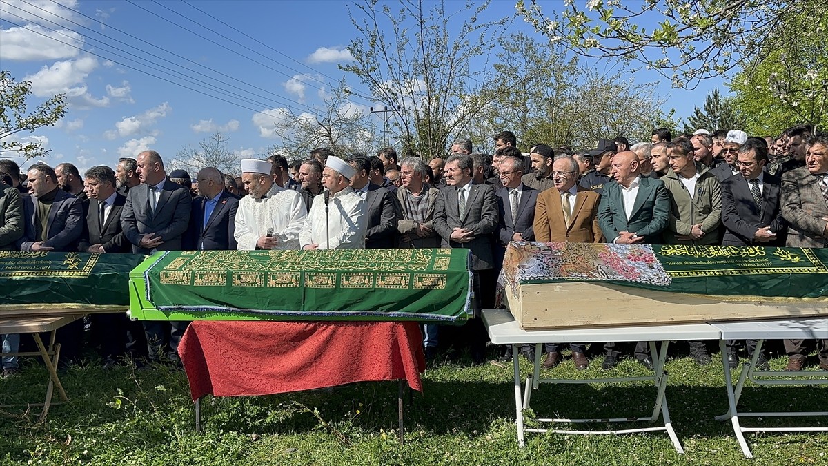 Samsun'un Canik ilçesinde akaryakıt istasyonunda meydana gelen heyelanda hayatını kaybeden baba ve...