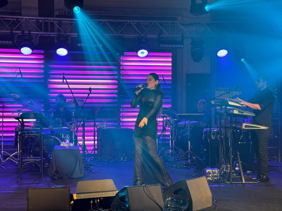 Şarkıcı Aşkın Nur Yengi, Ramazan Bayramı dolayısıyla Antalya'da sevenleriyle buluştu. Ela...