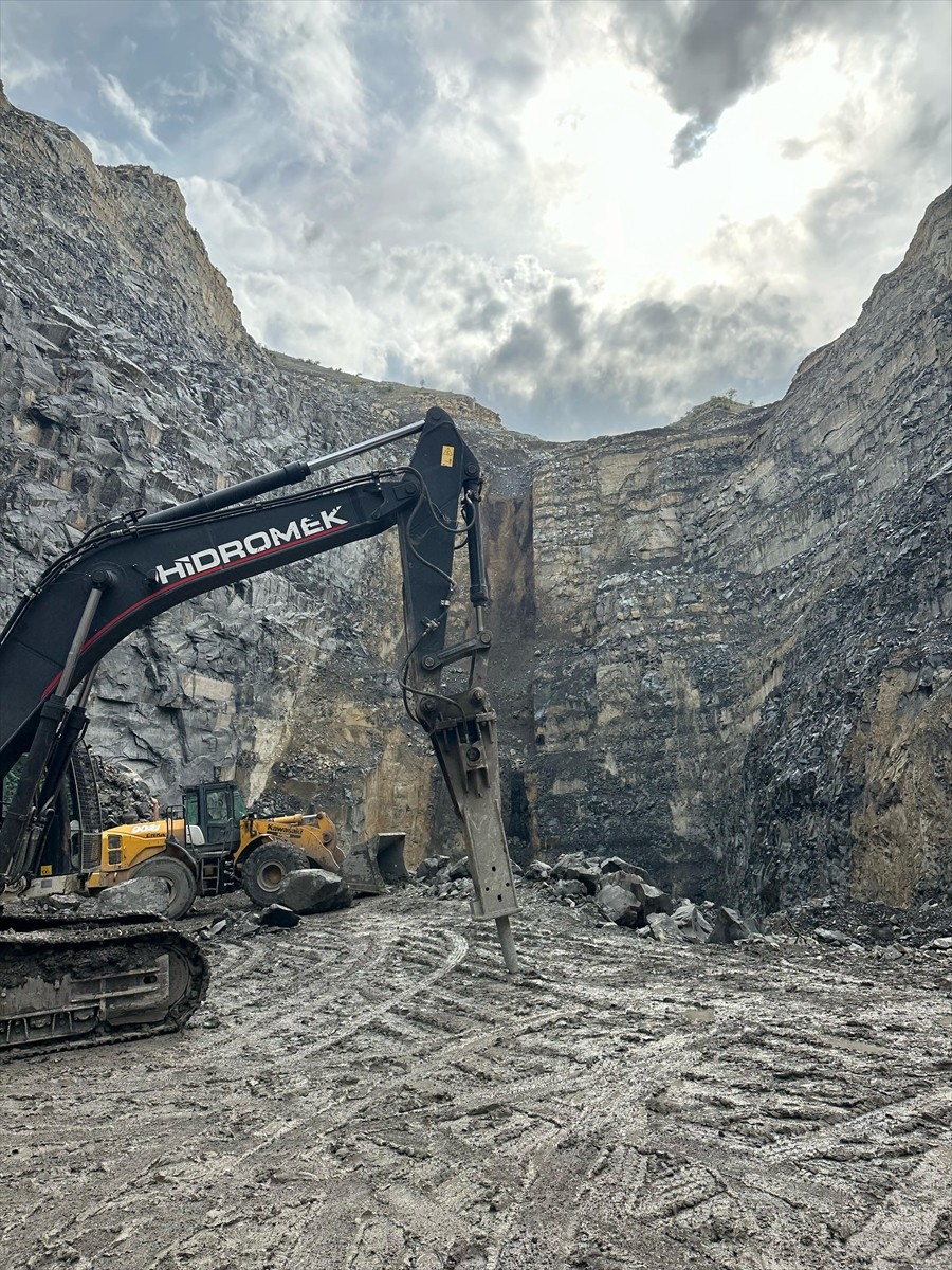 Şırnak'ta kömür ocağında üzerine kaya düşen iş makinesinin operatörü hayatını...