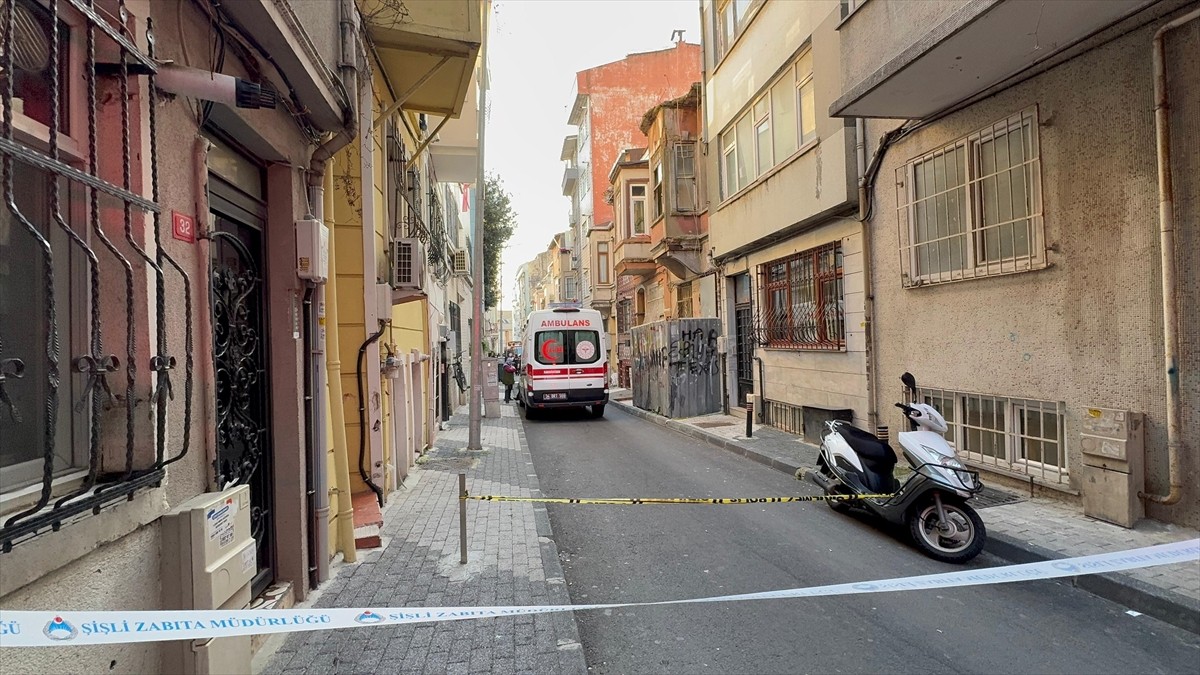 Şişli'de 2 katlı binada kısmi çökme meydana geldi. İhbar üzerine bölgeye polis, itfaiye, sağlık ve...