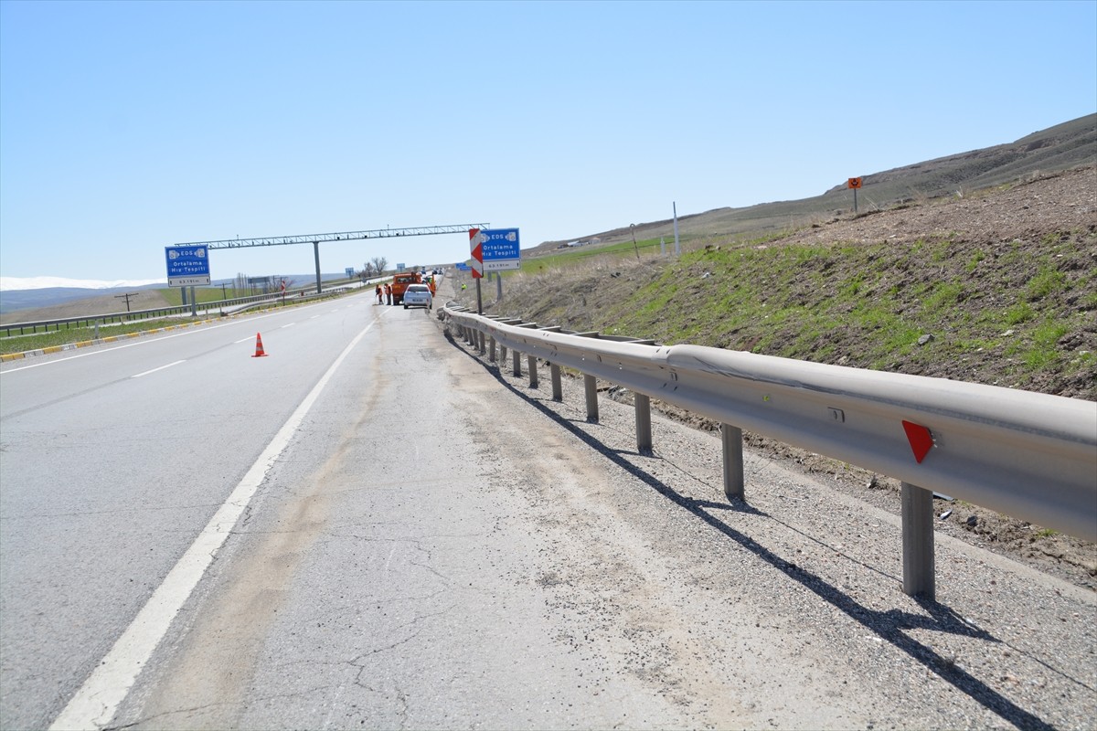 Sivas'ın Gemerek ilçesinde bariyerlere çarpan motosikletin sürücüsü hayatını kaybetti.