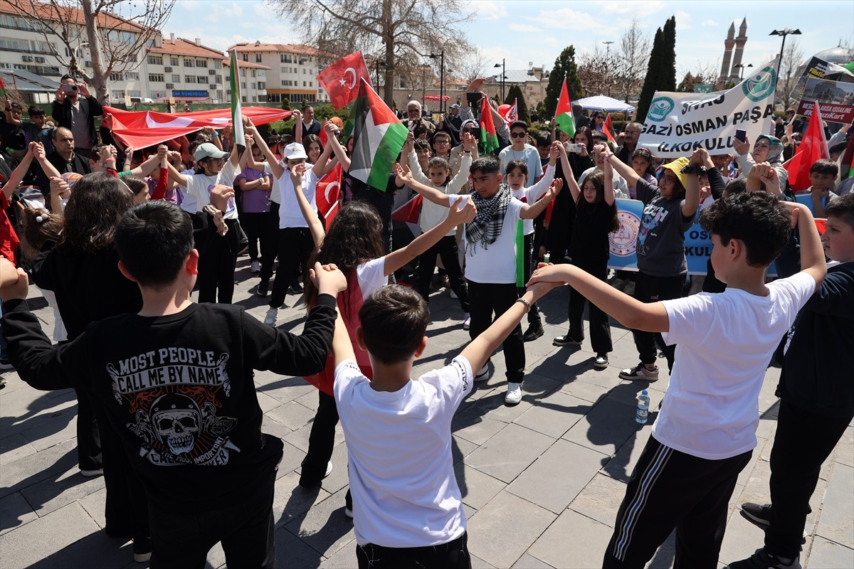 Sivas'ta ilkokul öğrencileri, İsrail'in Gazze'ye yönelik saldırılarını protesto etti. Gazi Osman...