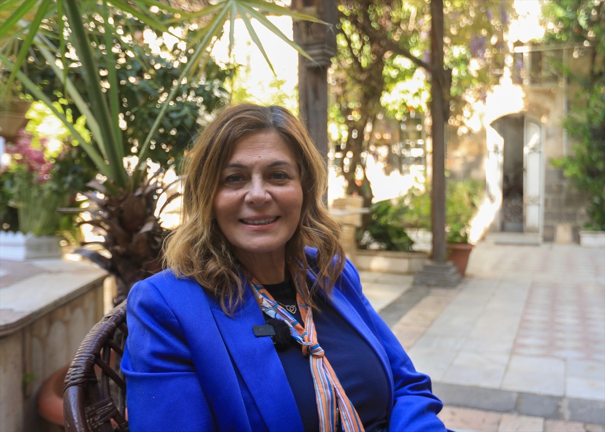 Suriye'de yeni kurulan geçici hükümette Sosyal İşler ve Çalışma Bakanı olarak göreve başlayan Hind...