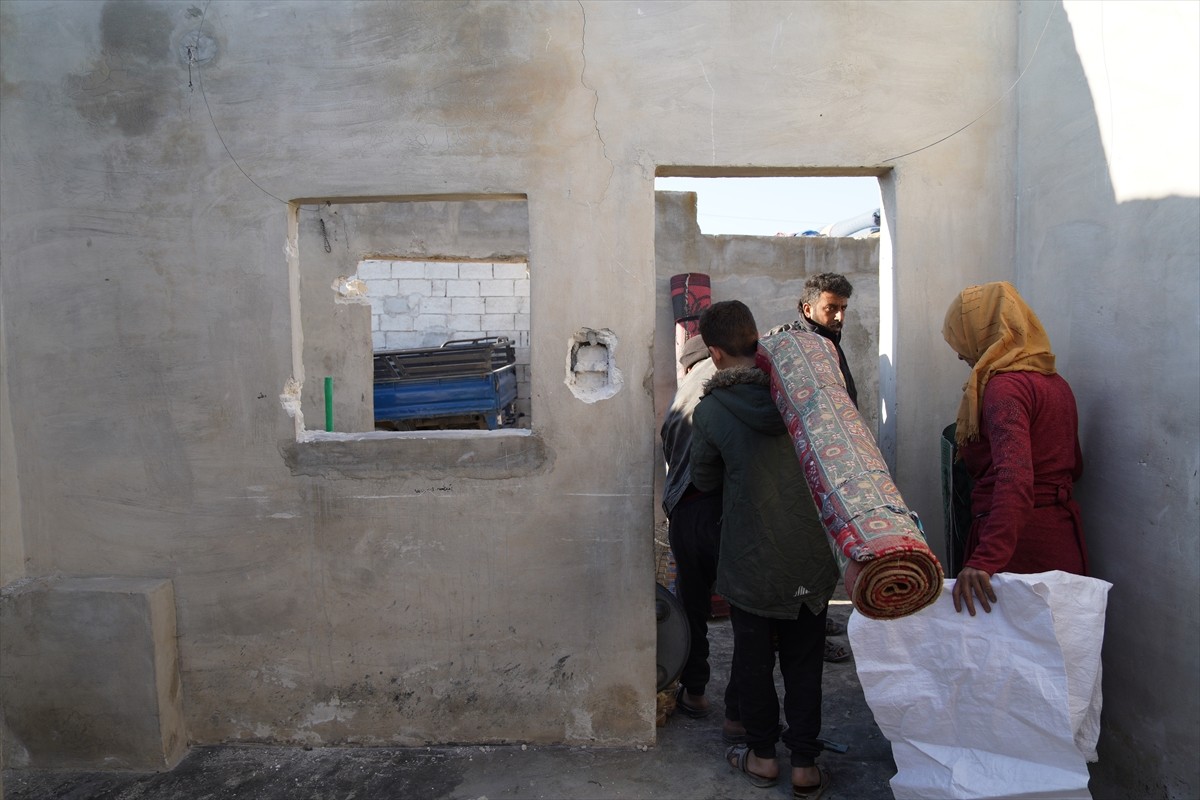 Suriye'nin kuzeyindeki kamplarda yaşayan siviller köylerine dönmeye başladı. Yerel sivil toplum...