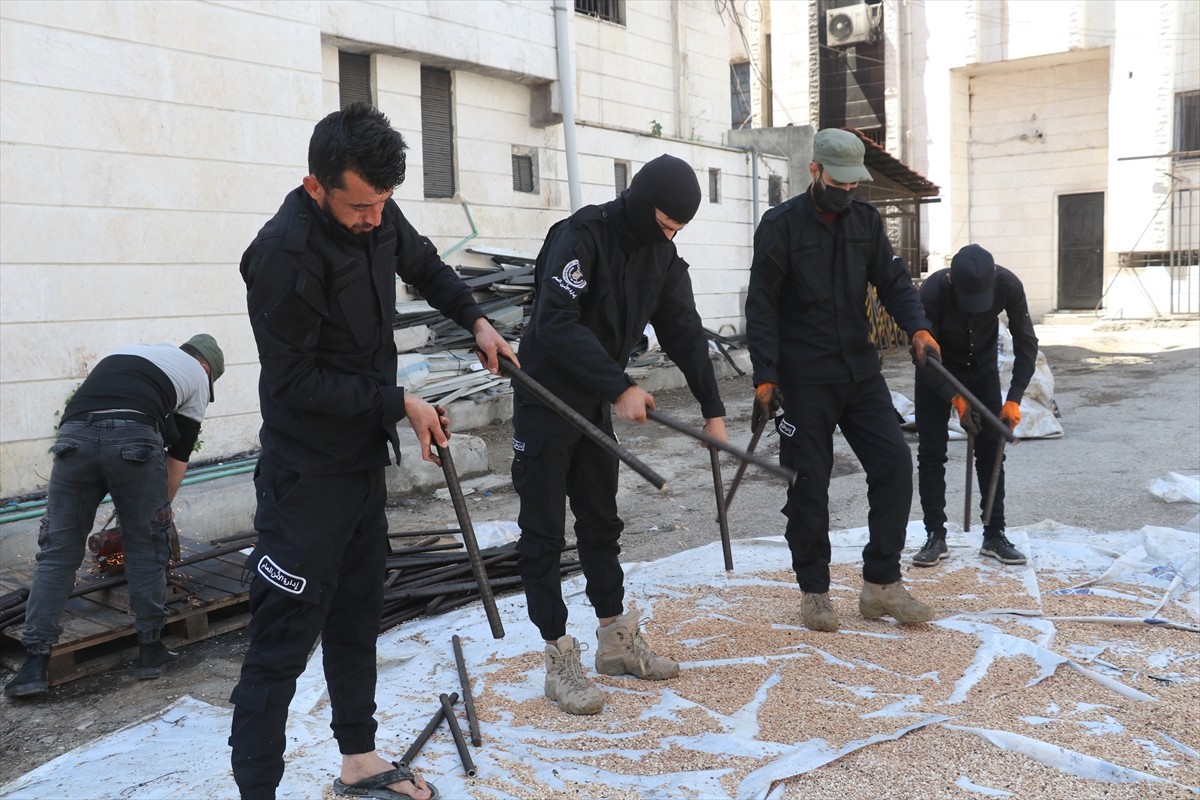 Suriye İçişleri Bakanlığı, Lazkiye ilindeki limanda, sevkiyata hazır yaklaşık 4 milyona yakın...