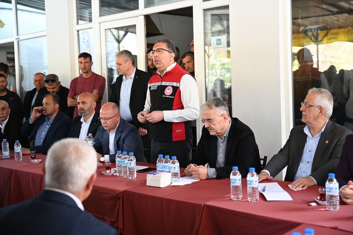 Tarım ve Orman Bakan Yardımcısı Ahmet Gümen, Bursa'nın İznik ilçesinde zirai dondan etkilenen...