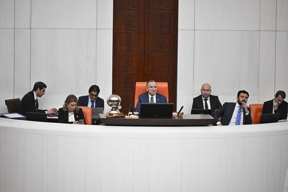 TBMM Genel Kurulu, TBMM Başkanvekili Bekir Bozdağ (ortada) başkanlığında toplandı.