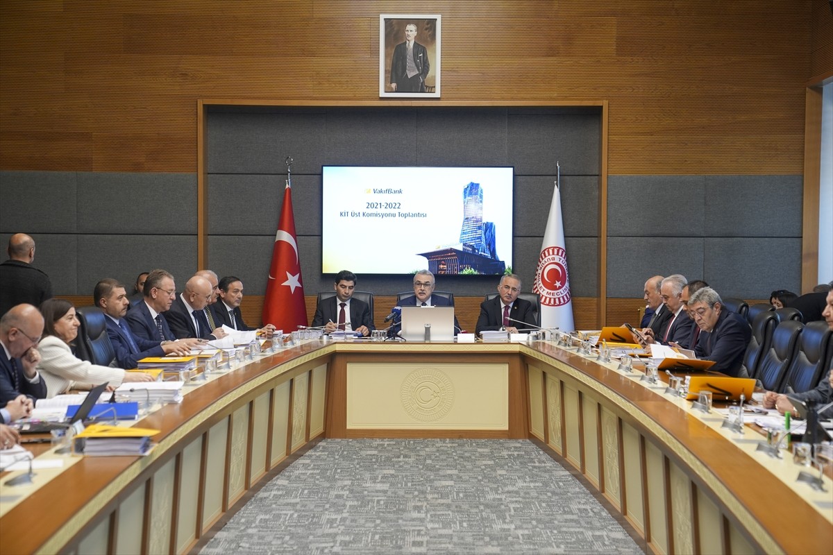 TBMM Kamu İktisadi Teşebbüsleri (KİT) Komisyonu, Komisyon Başkanı Mustafa Savaş (ortada)...