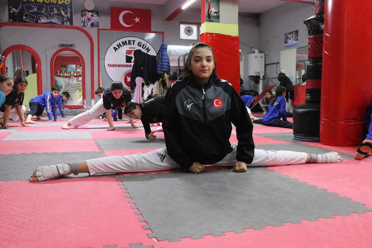 Tekvandoda Avrupa, Balkan ve Türkiye şampiyonalarında dereceleri bulunan 14 yaşındaki milli...