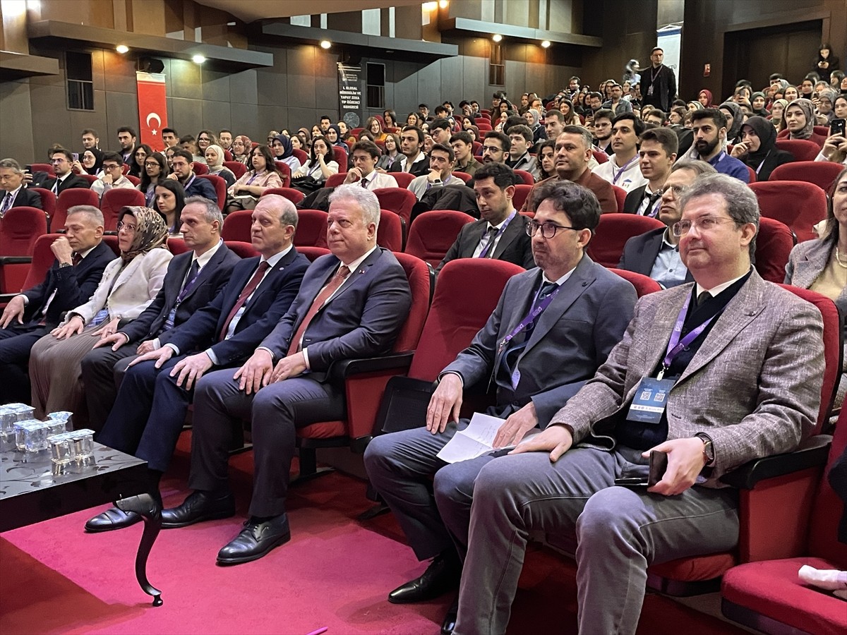 Trabzon'da "1. Ulusal Nörobilim ve Yapay Zeka Tıp Öğrenci Kongresi" başladı. Karadeniz Teknik...