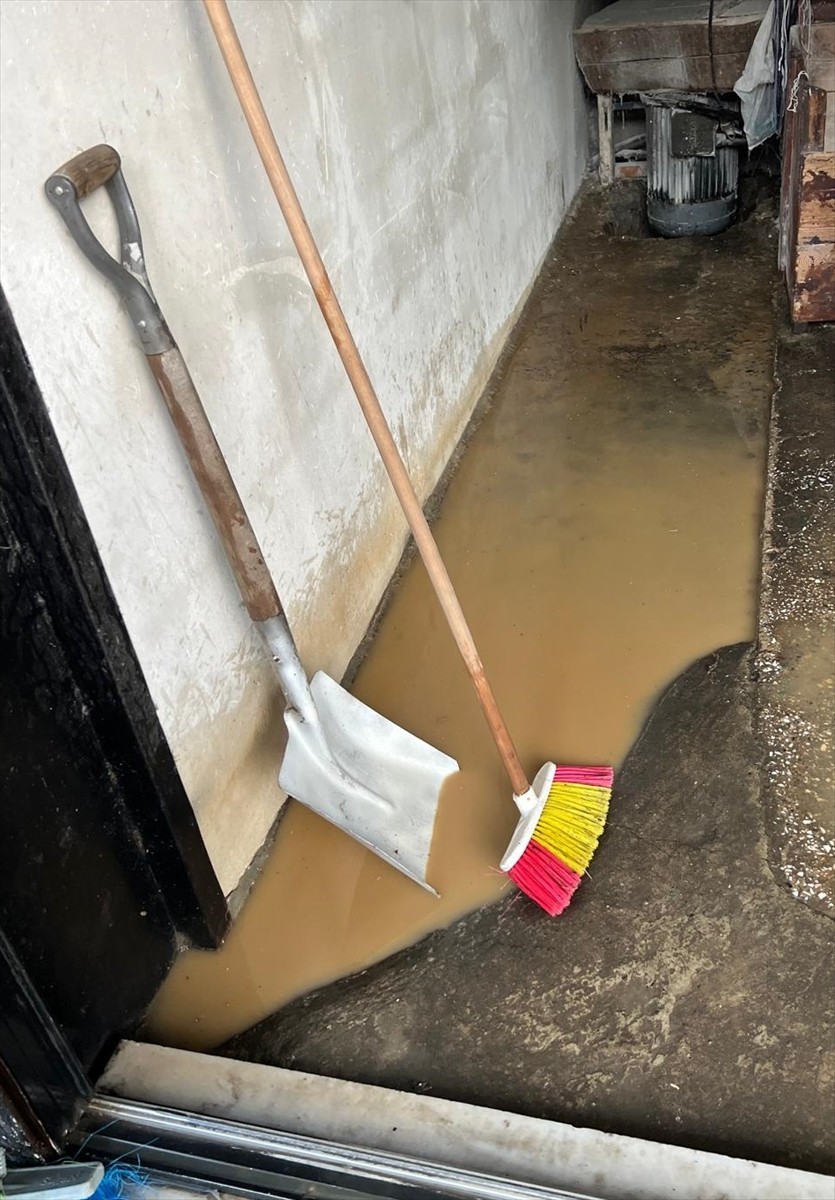 Trabzon'un Akçaabat ilçesinde ana su hattında meydana gelen patlama, tarım arazisi ve bazı iş...