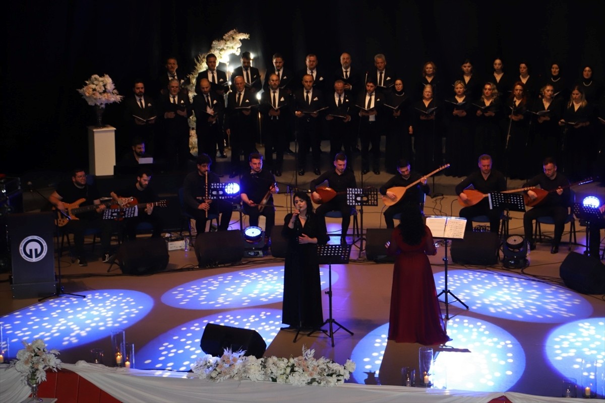 Trabzon Sağlık Müdürlüğünce "Şifadır Türküler" temasıyla düzenlenen Türk halk müziği konserlerinin...
