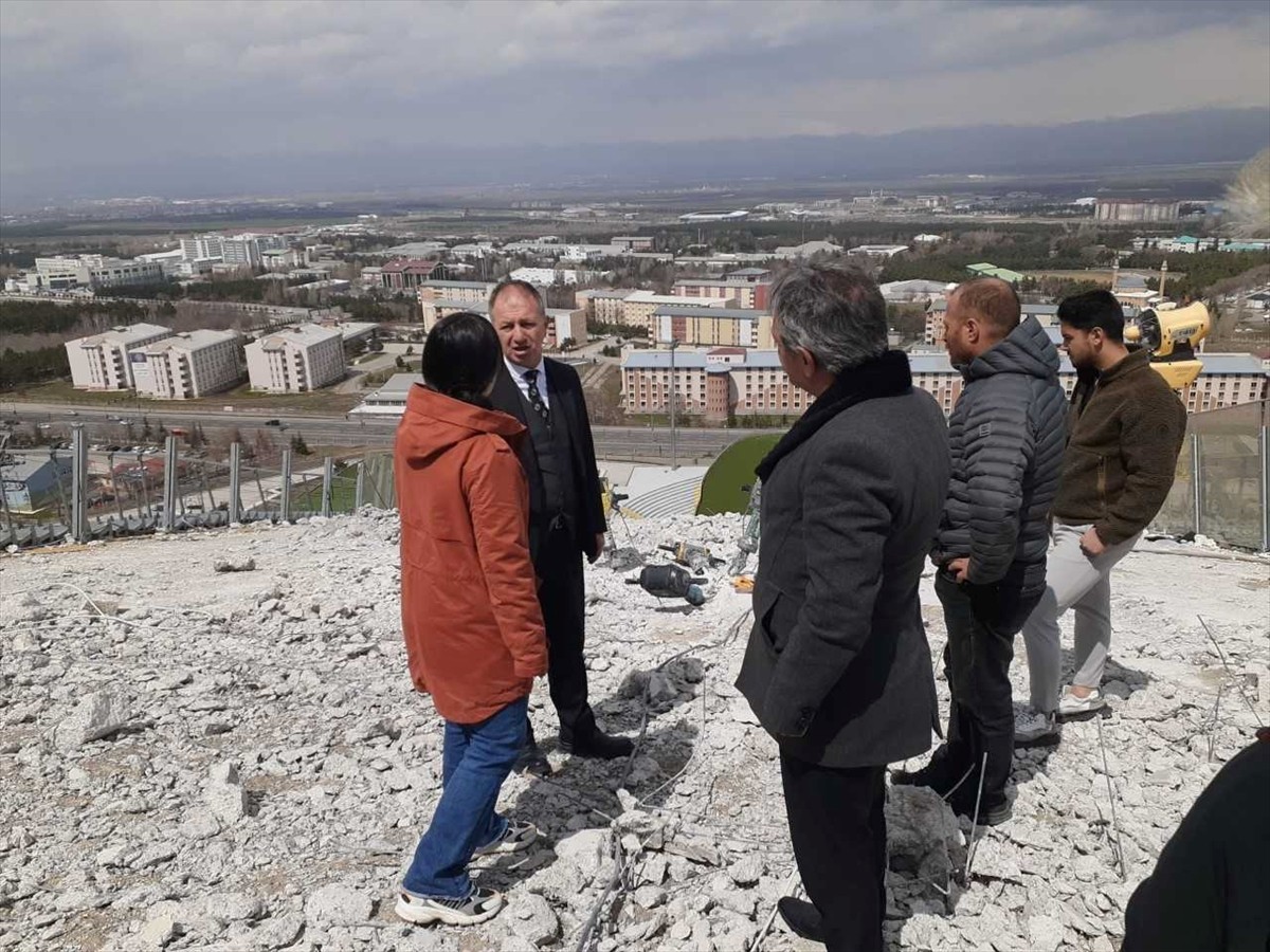 Türkiye'de tek olan Erzurum'daki kayakla atlama kulelerinde bakım ve onarım çalışmalarına...