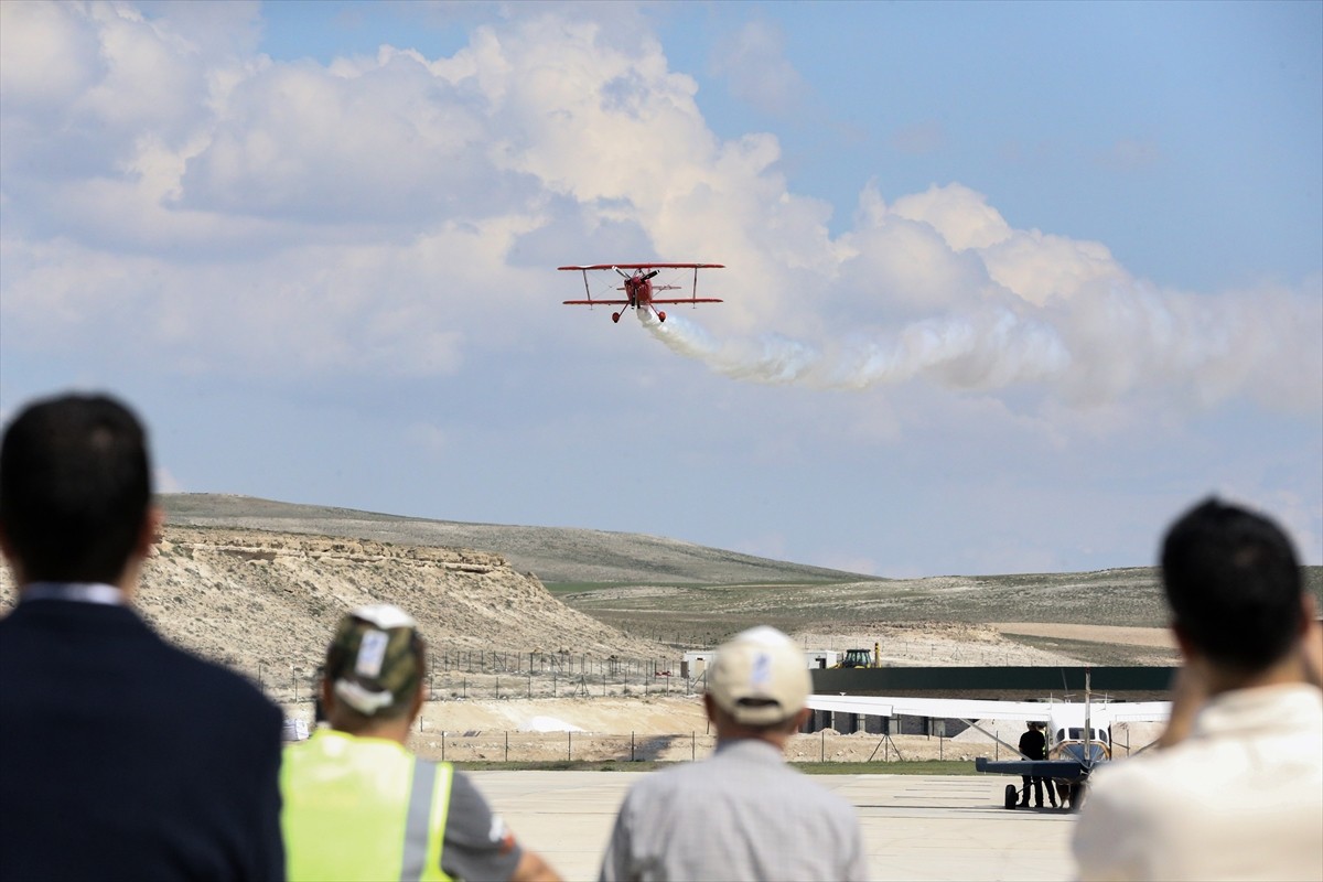 Türkiye'nin tek sivil kadın akrobasi pilotu Semin Öztürk Şener, Eskişehir'in Sivrihisar ilçesinde...