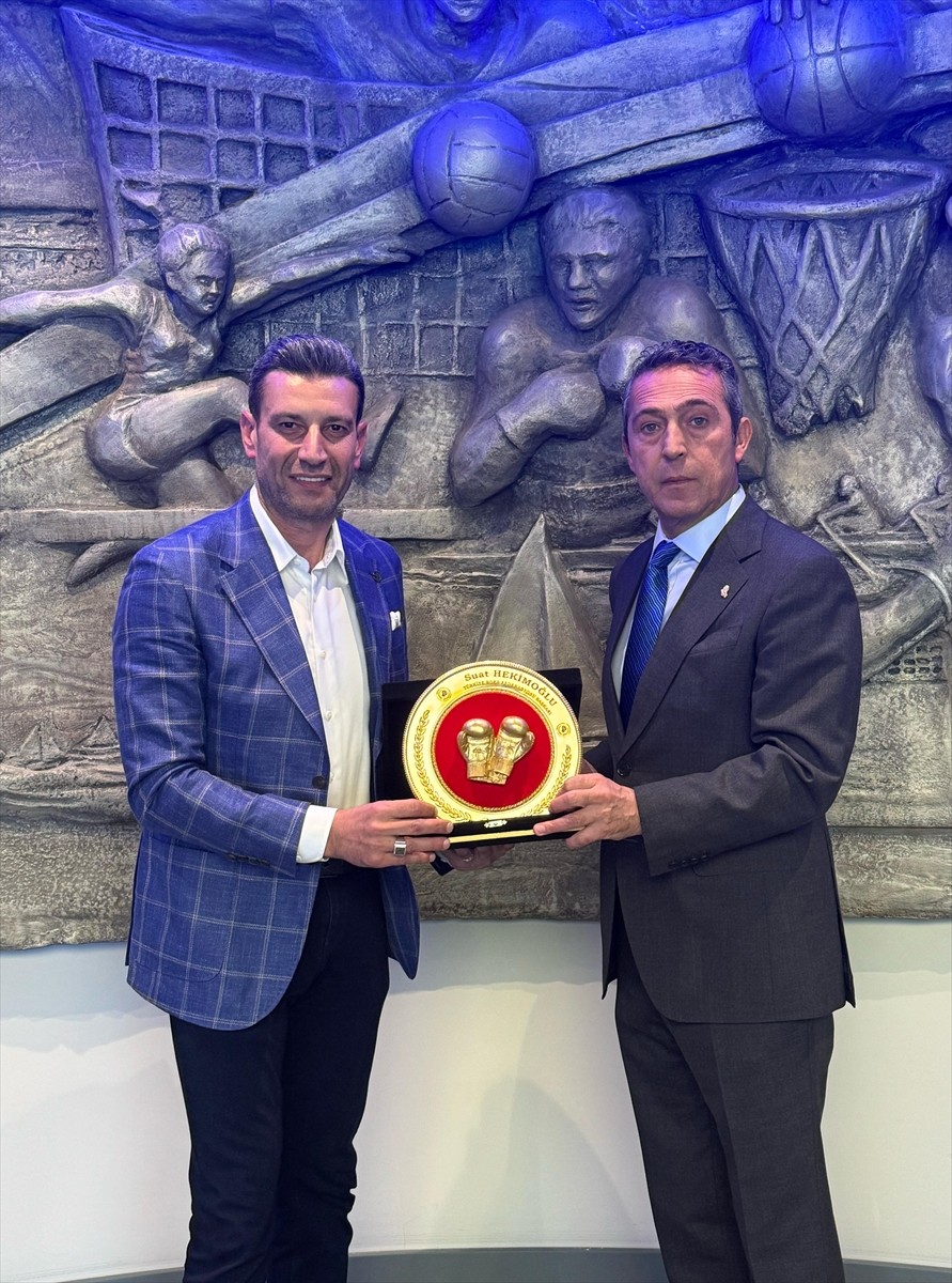 Türkiye Boks Federasyonu (TBF) Başkanı Suat Hekimoğlu (solda), Fenerbahçe Kulübü Başkanı Ali Koç'a...