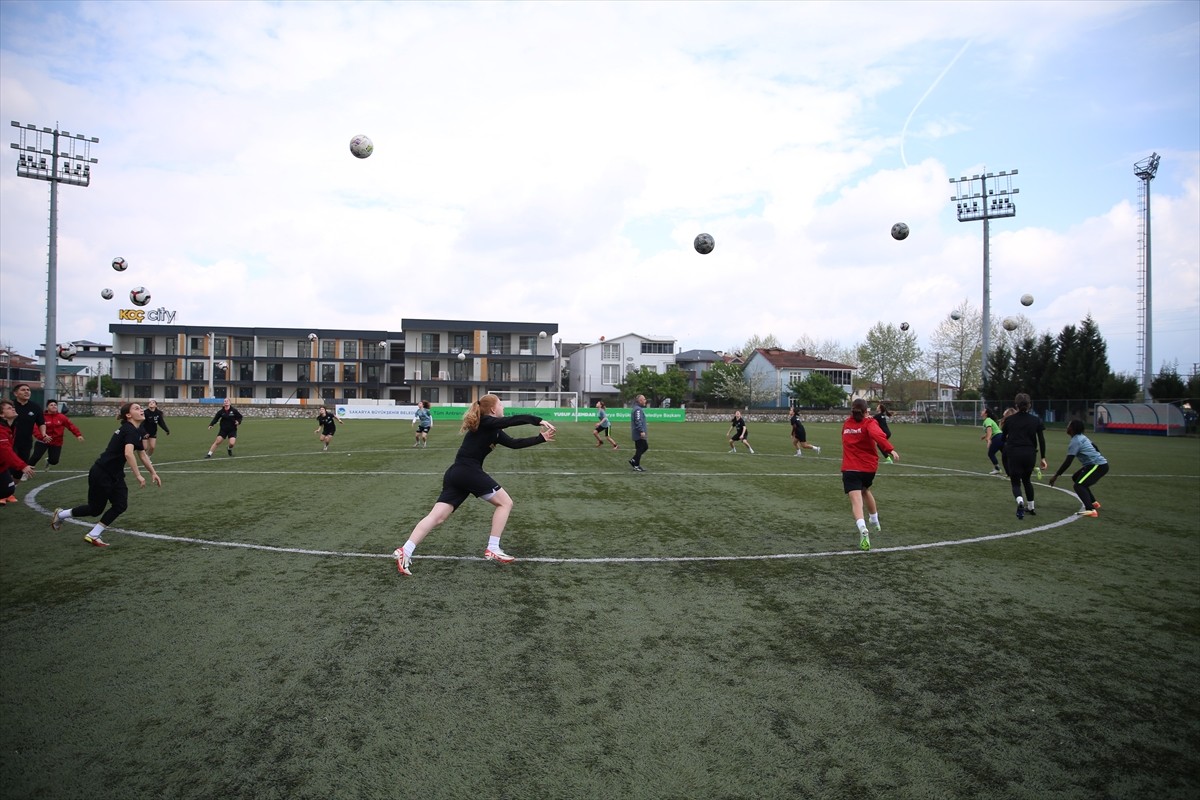 Türkiye Futbol Federasyonu (TFF) Kadınlar 1. Ligi play-off 3'üncülük müsabakalarında mücadele...