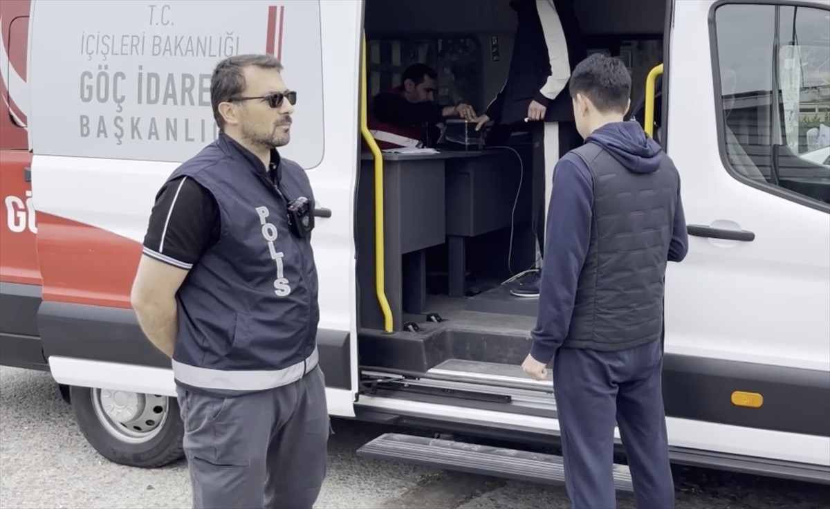 Türkiye genelinde Ramazan Bayramı'nda mobil göç noktası araçlarıyla gerçekleştirilen denetimlerde...