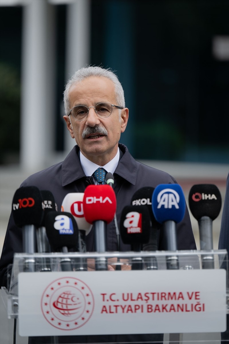 Ulaştırma ve Altyapı Bakanı Abdulkadir Uraloğlu, İstanbul'da meydana gelen depremler nedeniyle 3...