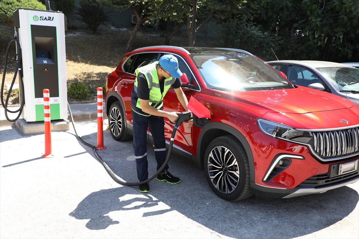 Ulaştırma ve Altyapı Bakanı Abdulkadir Uraloğlu, Türkiye'de şubat ayı sonu itibarıyla 11 bin 37...