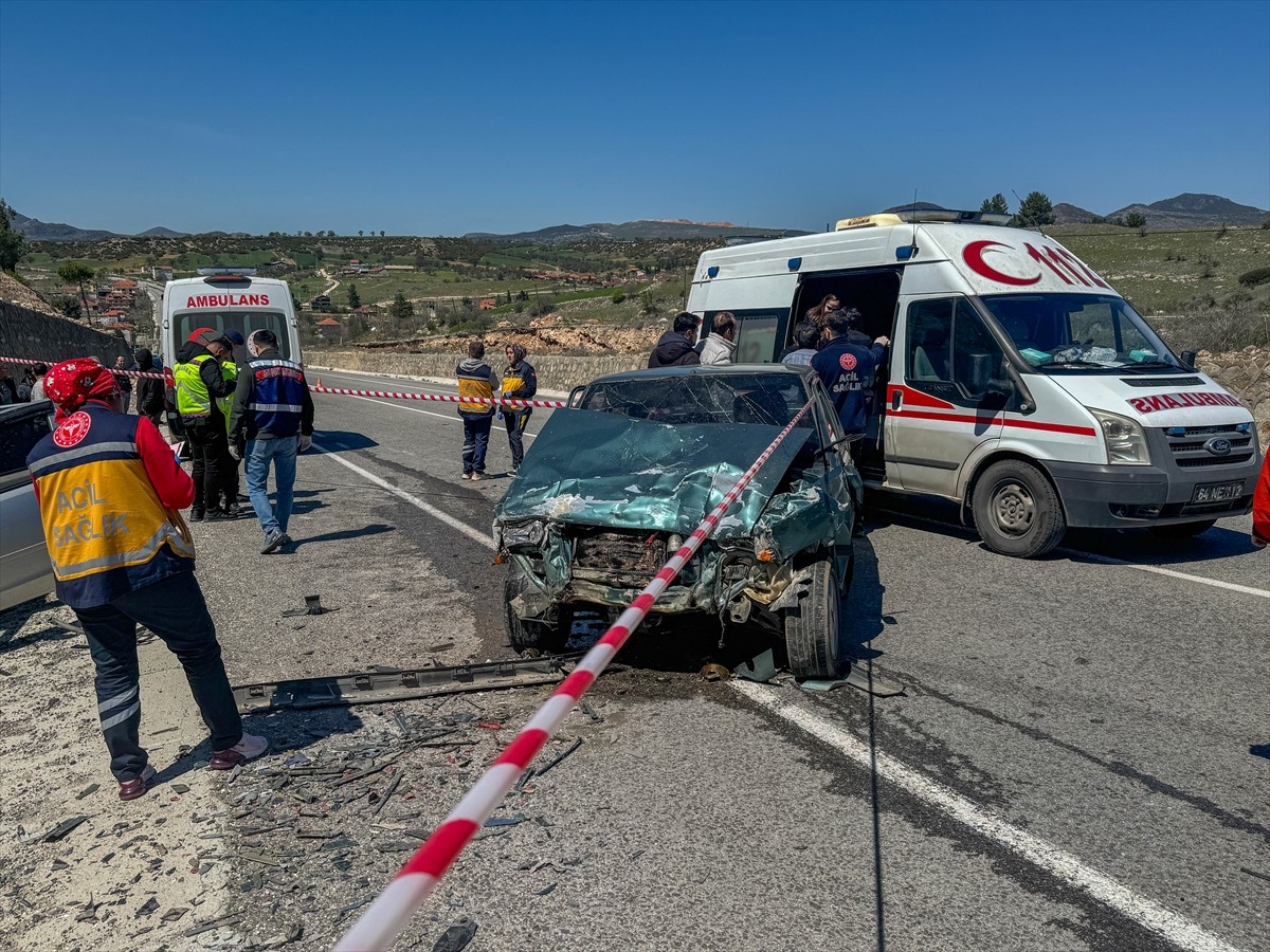 Uşak'ın Ulubey ilçesinde, iki otomobilin çarpışması sonucu karı koca hayatını kaybetti, 3 kişi...