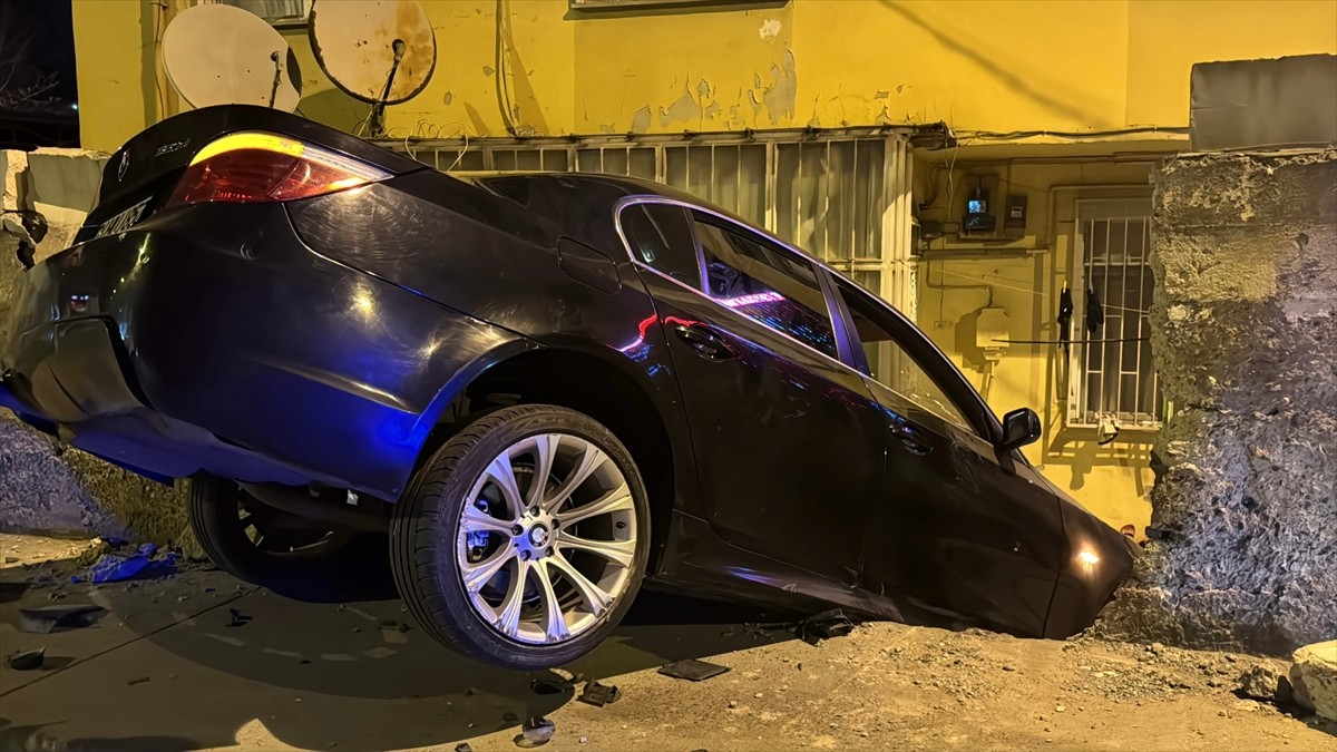 Üsküdar'da bir binanın bahçe duvarına çarpan otomobilin sürücüsü aracını bırakıp...