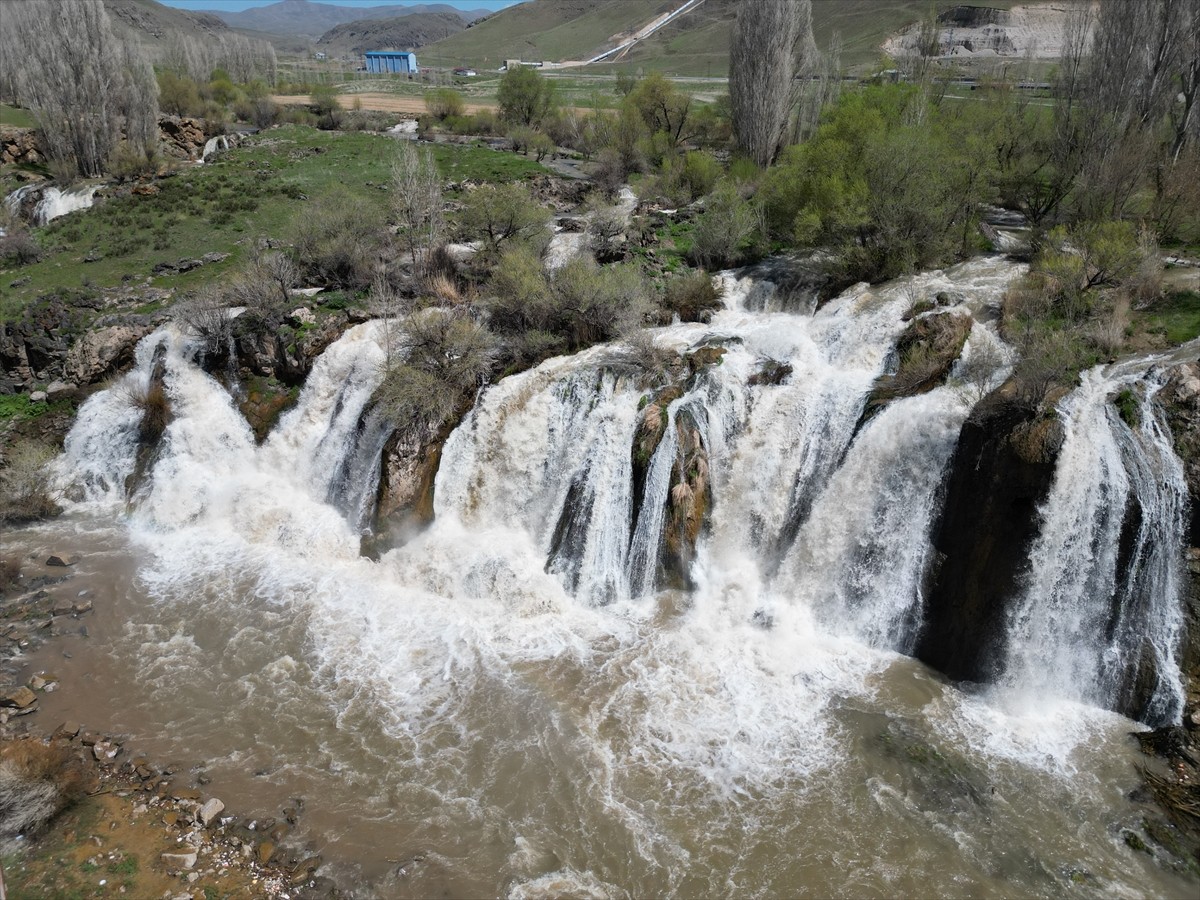 Van'da son günlerde etkili olan yağışlarla debisi yükselen Muradiye Şelalesi, daha coşkulu akan...