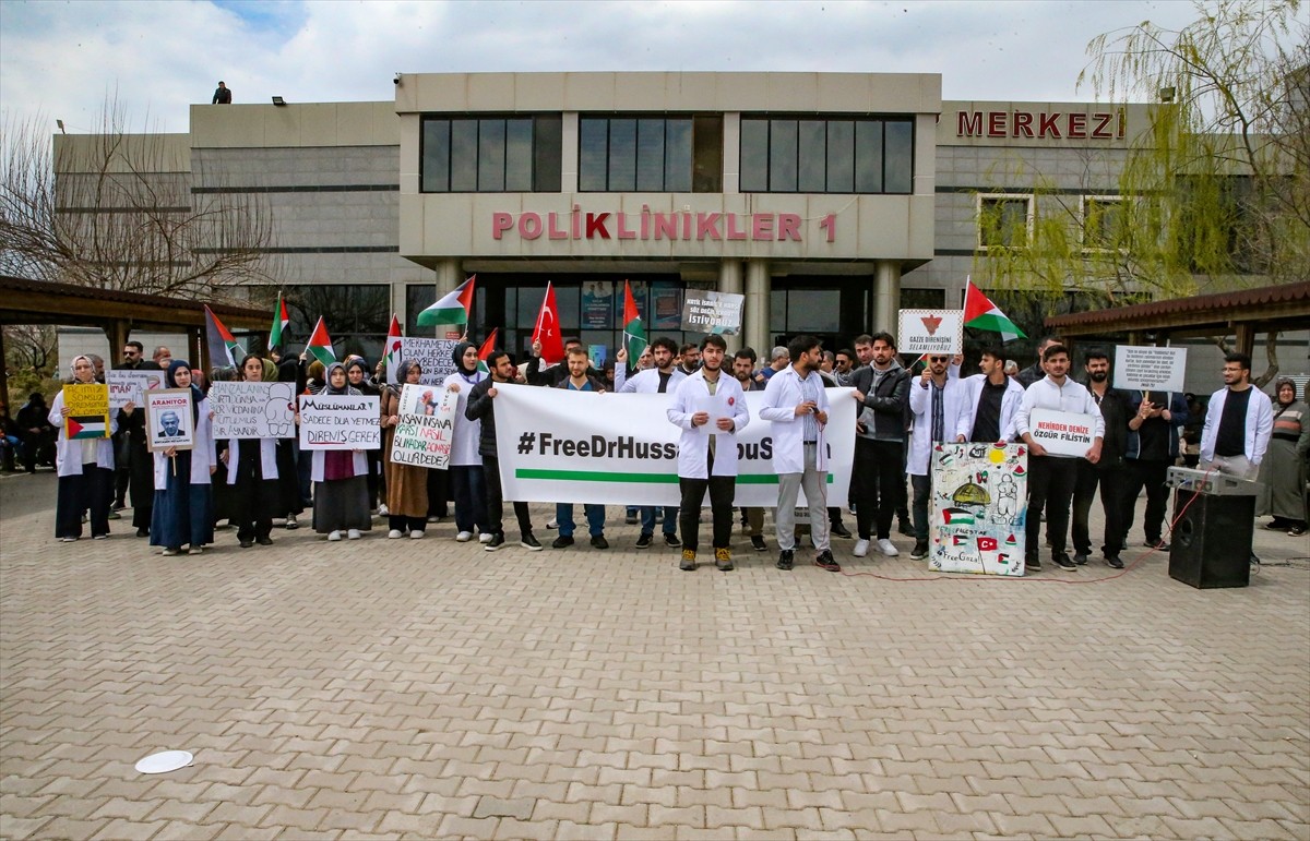 Van'da, Van Yüzüncü Yıl Üniversitesi (YYÜ) Dursun Odabaş Tıp Merkezi önünde bir araya gelen sağlık...