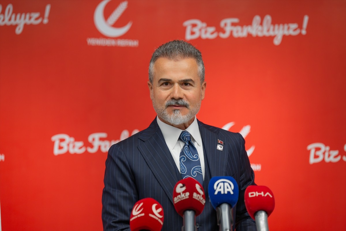 Yeniden Refah Partisi Genel Başkan Yardımcısı Suat Kılıç, parti genel merkezindeki Merkez Yürütme...