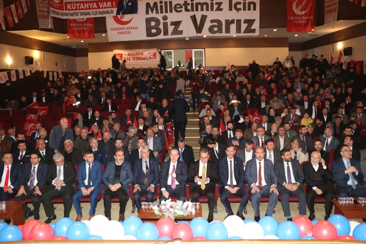 Yeniden Refah Partisi Genel Başkanı Fatih Erbakan (sağ 2), partisinin Kütahya 3. Olağan İl...