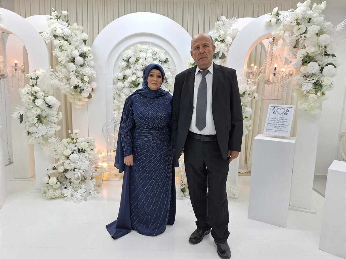 Zonguldak'ta yaşayan çift, ailenin önemine dikkati çekmek amacıyla 40. evlilik yıl dönümlerinde...