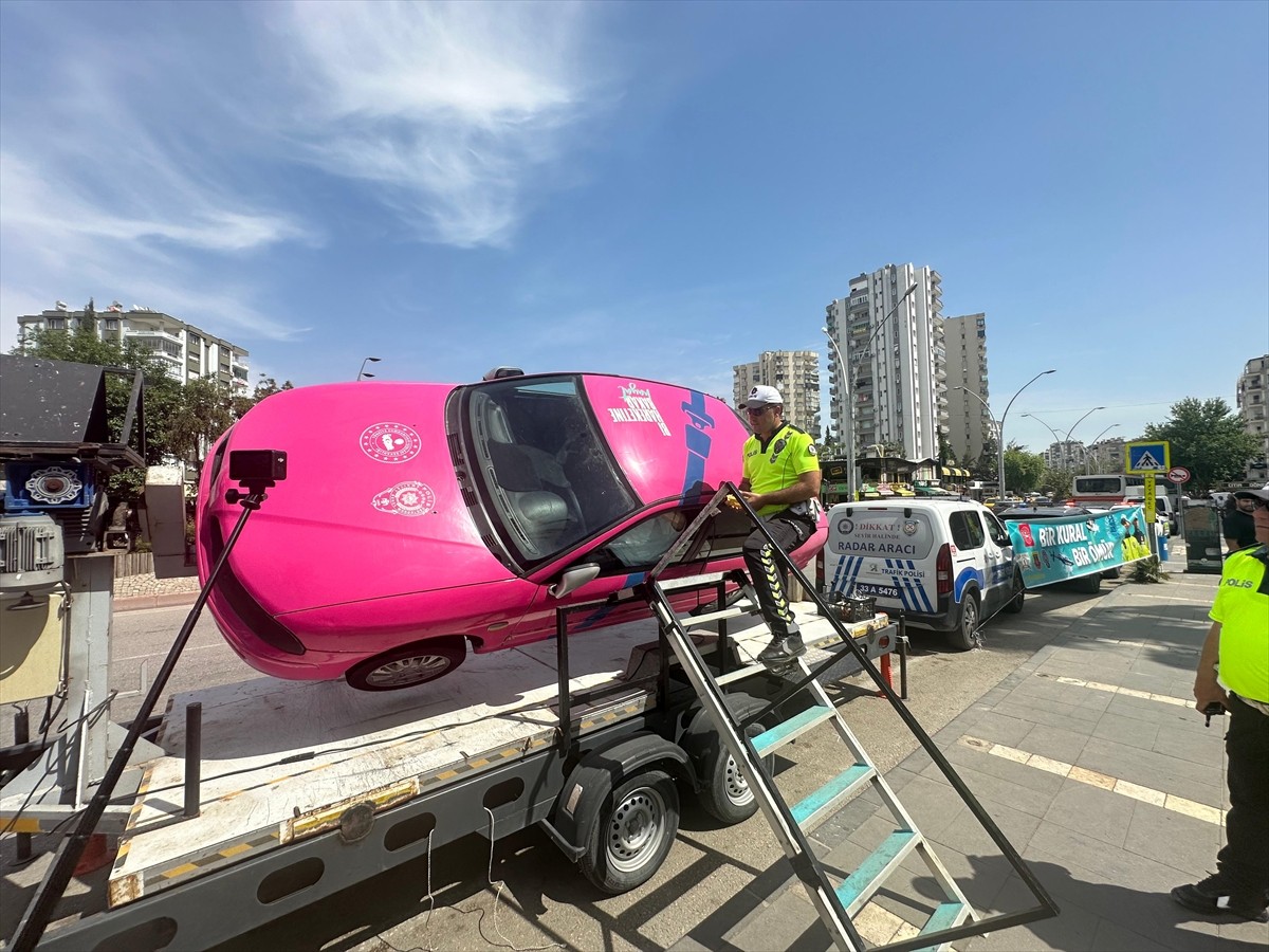 Adana'da trafik polisleri, emniyet kemeri takmayan sürücülere ceza yazmak yerine simülasyon...