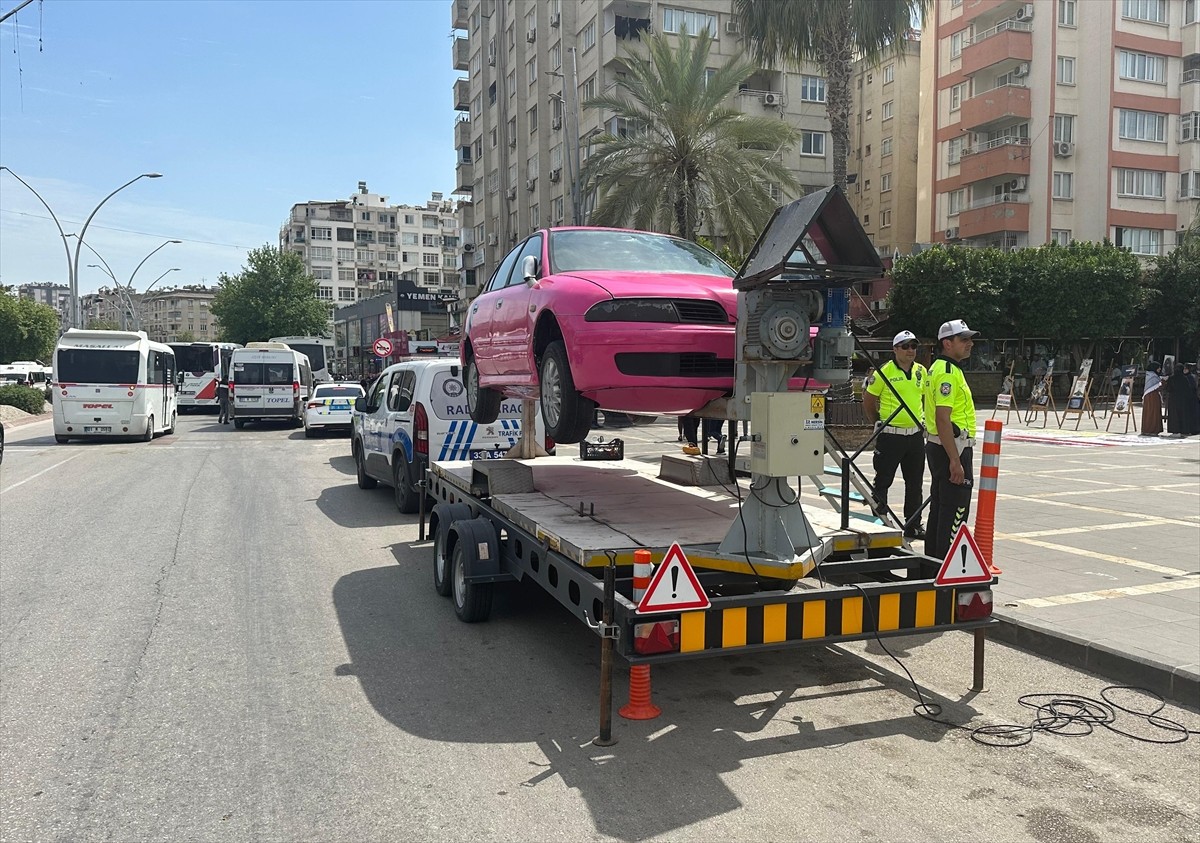 Adana'da trafik polisleri, emniyet kemeri takmayan sürücülere ceza yazmak yerine simülasyon...
