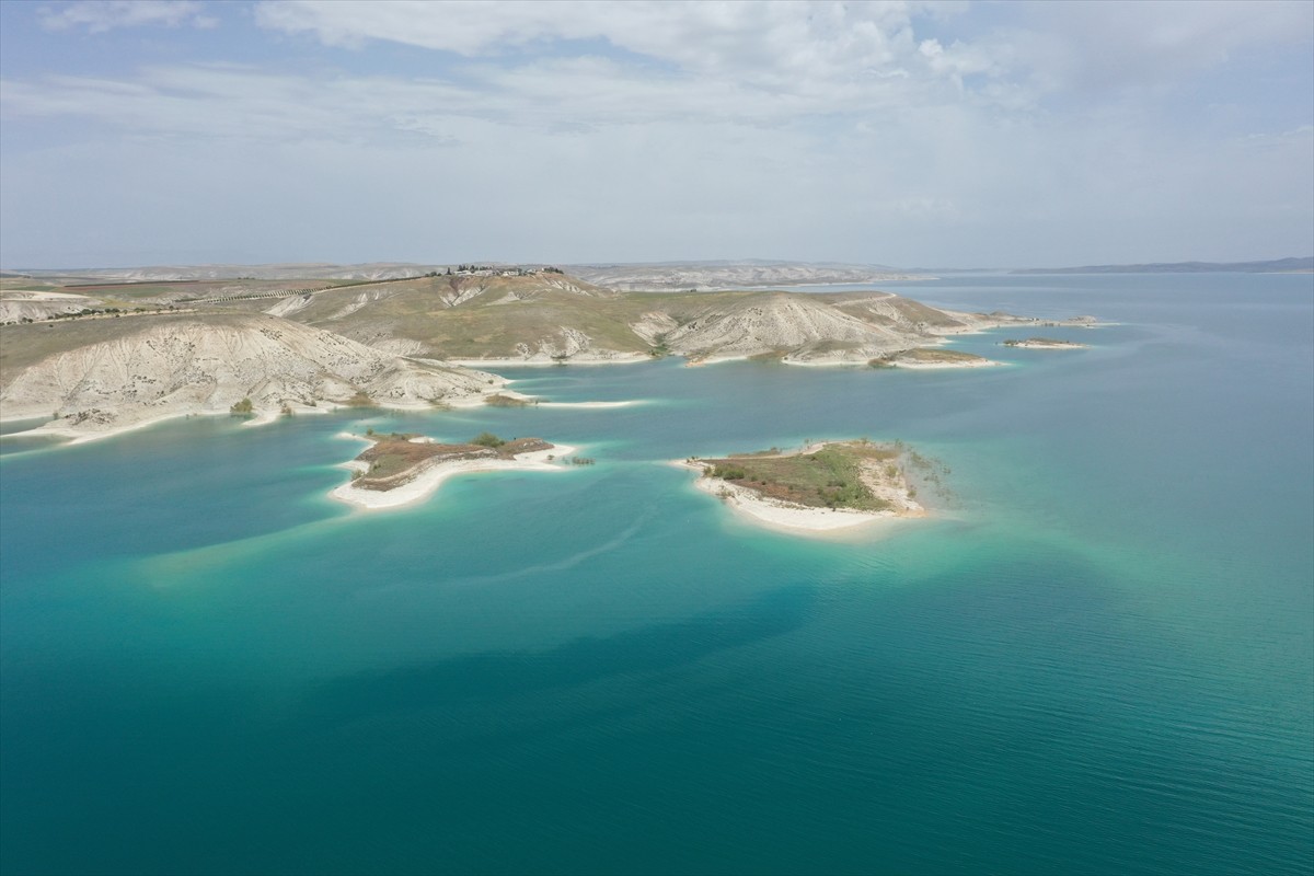 Adıyaman’ın Samsat ilçesinde Atatürk Baraj Göleti'nde bulunan ve halk arasında "Martı Adası"...