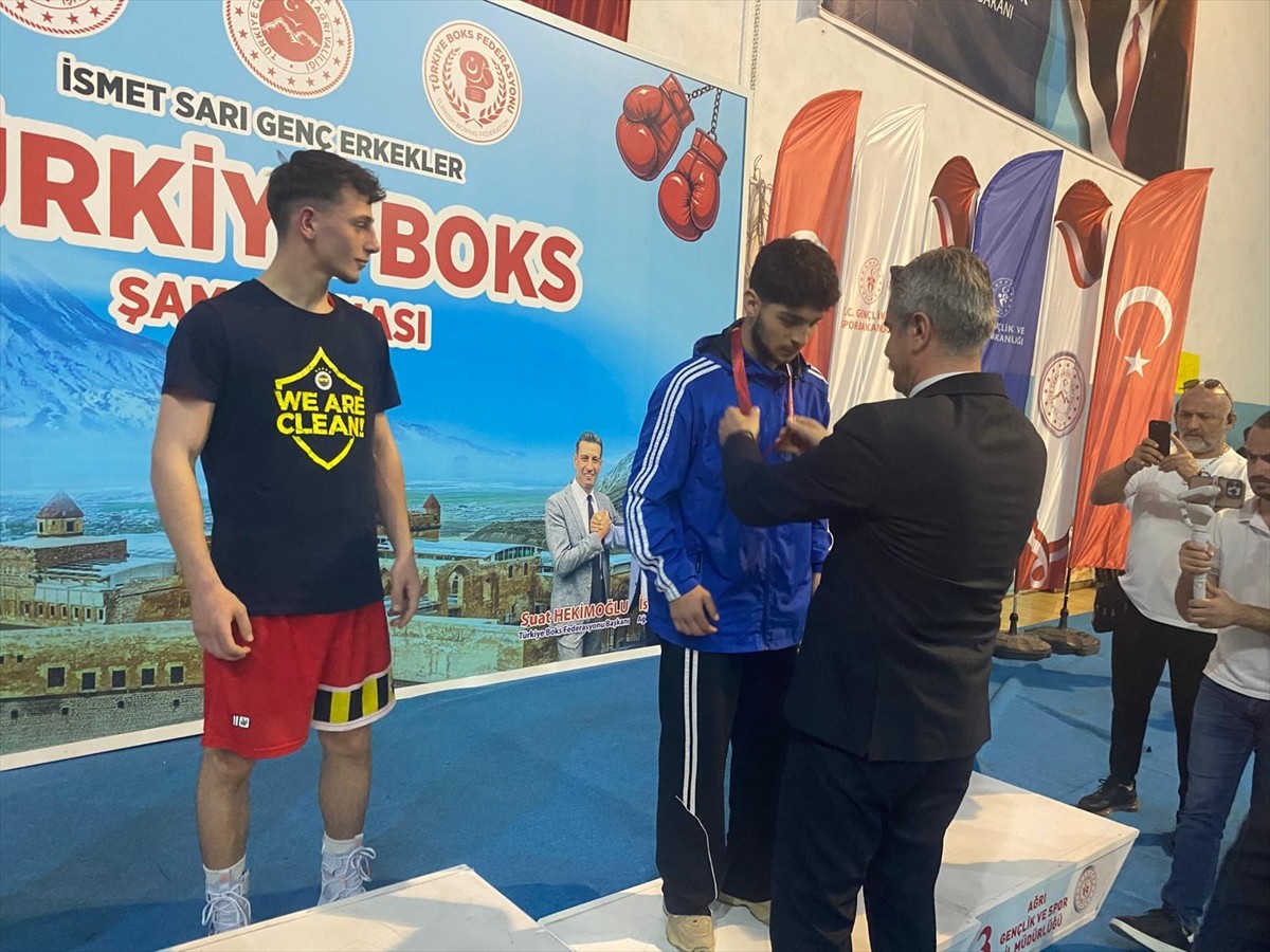 Ağrı'da 428 sporcunun katılımıyla düzenlenen İsmet Sarı Genç Erkekler Türkiye Ferdi Boks...
