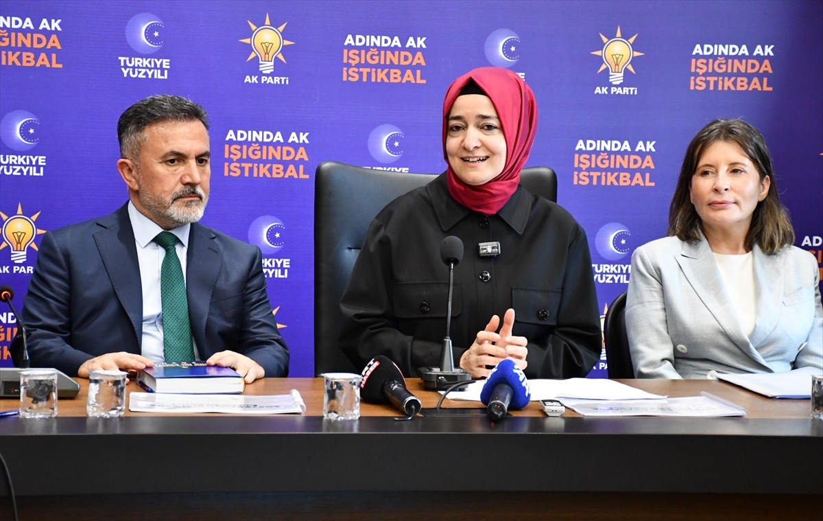 AK Parti Genel Başkan Yardımcısı Fatma Betül Sayan Kaya, partisinin il başkanlığında düzenlenen AK...