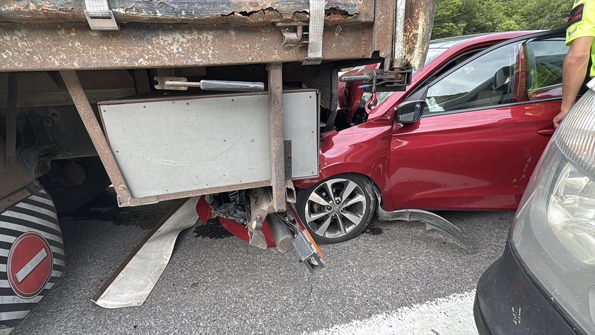  Anadolu Otoyolu'nun Bolu Dağı kesiminde otomobilin kamyona çarptığı kazada 2 kişi...