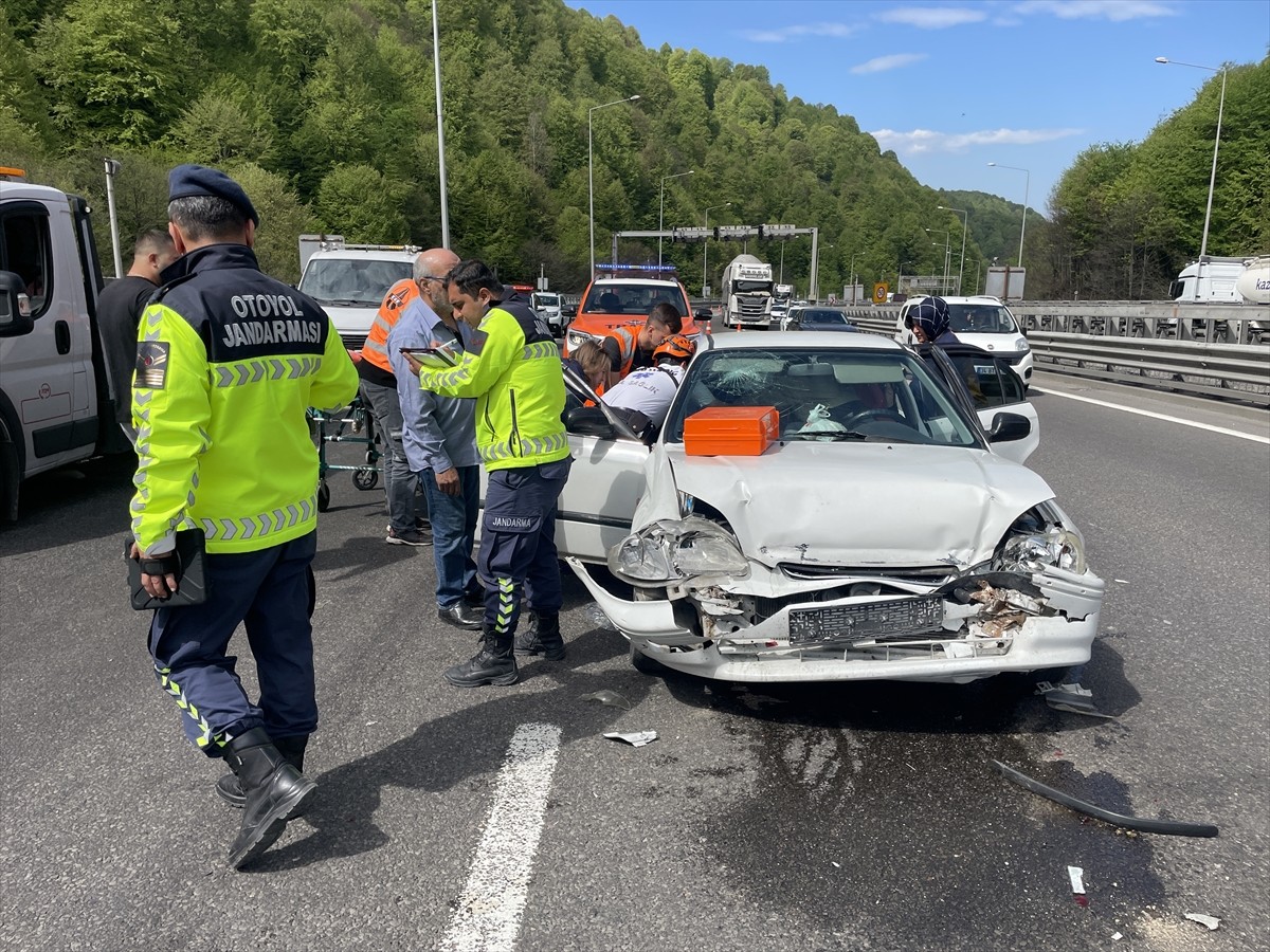 Anadolu Otoyolu'nun Bolu Dağı Tüneli kesiminde, otomobil ile oto kurtarıcısının karıştığı kazada 3...