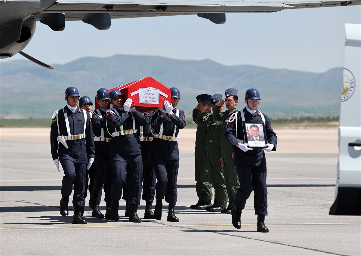 Ankara İl Jandarma Komutanlığında görevliyken, aranan bir kişiyi yakalama çalışması sırasında...