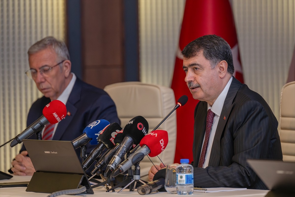 Ankara Valisi Vasip Şahin, (ortada) Ankara Valiliğinde düzenlenen "Hobi Bahçeleri" konulu...