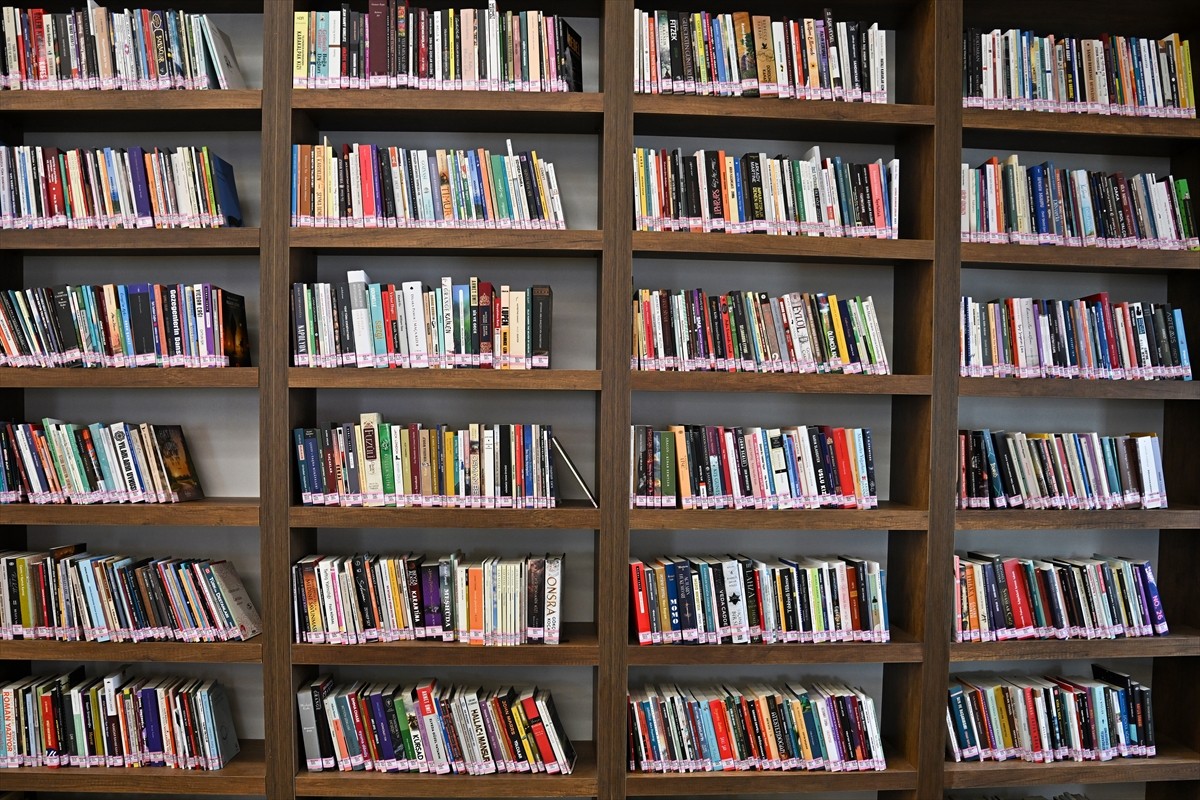 Antalya'nın Döşemealtı ilçesindeki Halk Kütüphanesinin açılışı gerçekleştirildi. 