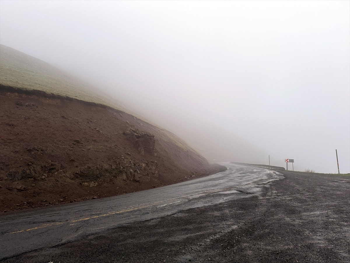 Ardahan'ın yüksek kesimlerinde sis ve yağmur görüldü, kimi bölgelerde görüş mesafesi...