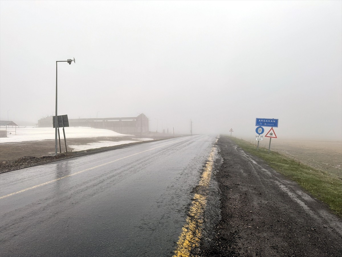 Ardahan'ın yüksek kesimlerinde sis ve yağmur görüldü, kimi bölgelerde görüş mesafesi...