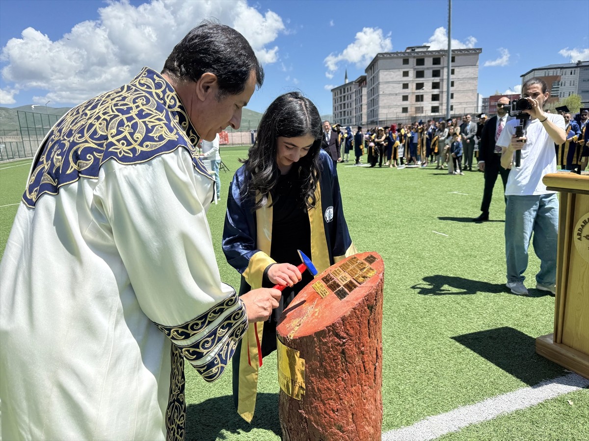 Ardahan Üniversitesinde 870 öğrenci mezuniyet heyecanı yaşadı. Dönem birincisi İngilizce Bölümü...