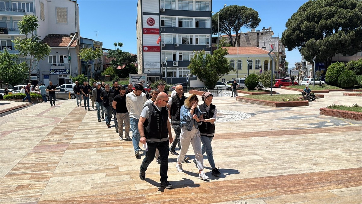  Aydın'ın Efeler ilçesinde uyuşturucu ticareti yaptıkları iddiasıyla gözaltına alınan 18...