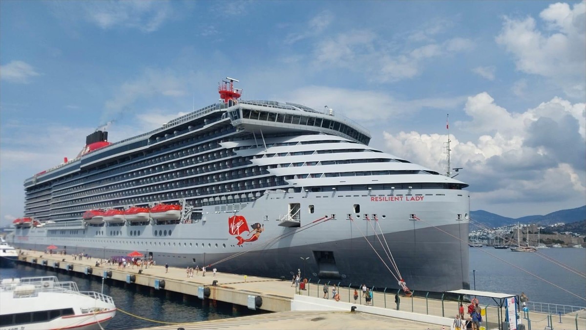Bahamalar bayraklı "Resilient Lady" kruvaziyeri, 2 bin 539 yolcusuyla Muğla'nın Bodrum ilçesindeki...