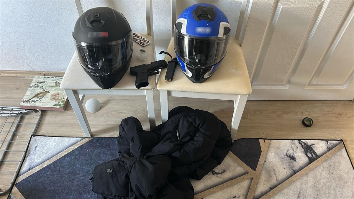 Bahçelievler'de çeşitli suçlardan aranan 5 şüpheli, saklandıkları eve düzenlenen operasyonla...