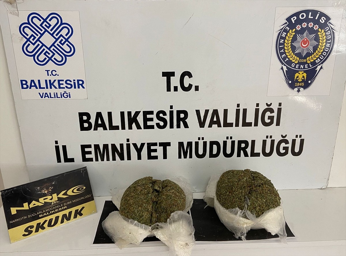 Balıkesir'de evde kurdukları damlama sulama sistemiyle Hint keneviri yetiştirdikleri öne sürülen 5...