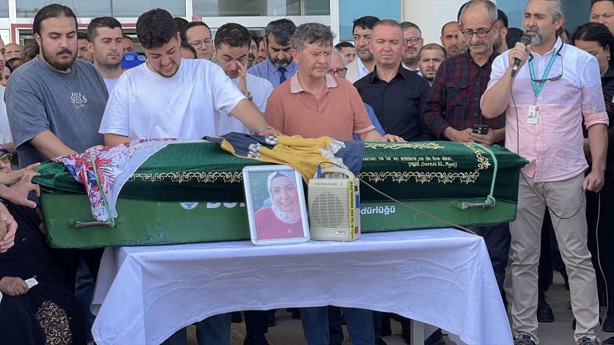 Balıkesir'in Burhaniye ilçesinde, beyin kanaması nedeniyle tedavi gördüğü hastanede yaşamını...