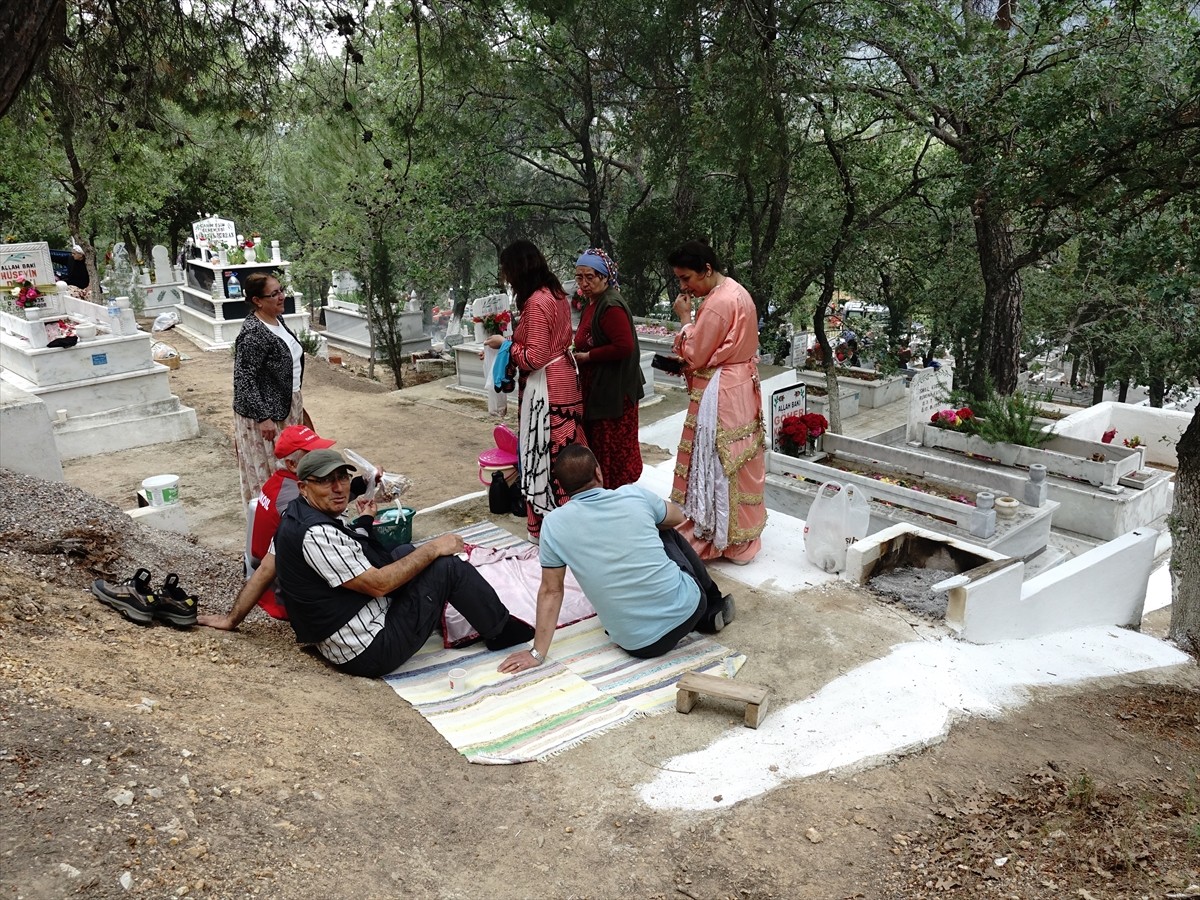 Balıkesir'in Edremit ilçesine bağlı kırsal Tahtakuşlar Mahallesi'ndeki mezarlıkta buluşan Tahtacı...
